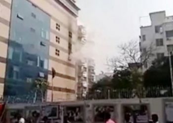 রাজধানীর গ্রীন রোডের আরএস টাওয়ারে আগুন, নিয়ন্ত্রণে ৪ ইউনিট