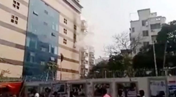 রাজধানীর গ্রীন রোডের আরএস টাওয়ারে আগুন, নিয়ন্ত্রণে ৪ ইউনিট