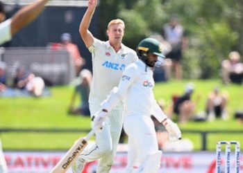 ইনিংস হার এড়াতে লড়ছে বাংলাদেশ