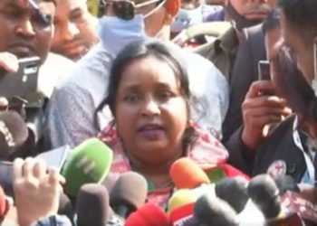 বাবার কবর জিয়ারত করে ভোট দিলেন আইভী