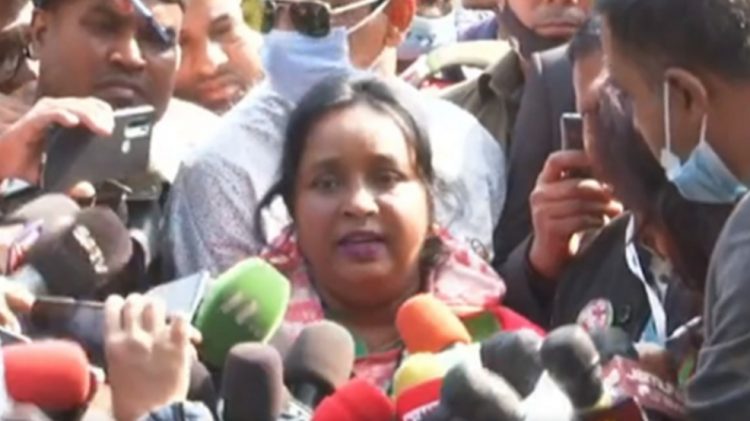 বাবার কবর জিয়ারত করে ভোট দিলেন আইভী