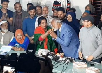 তৈমুরের বাসায় গিয়ে মিষ্টিমুখ করালেন আইভি