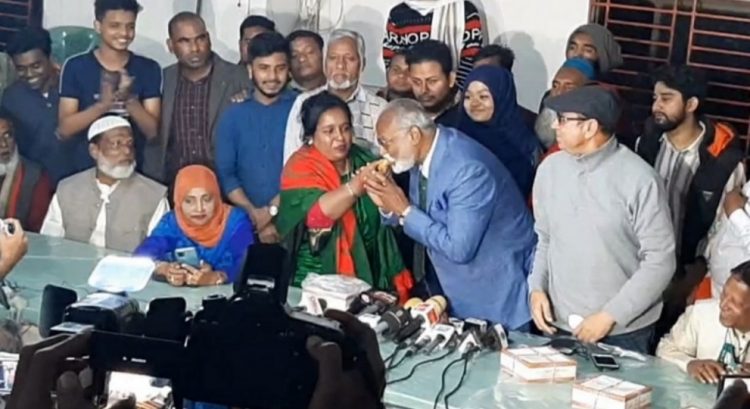 তৈমুরের বাসায় গিয়ে মিষ্টিমুখ করালেন আইভি