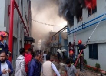 নারায়ণগঞ্জে পোশাক কারখানায় আগুন, নিয়ন্ত্রণে ১০ ইউনিট