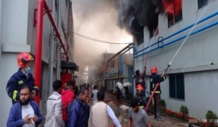 নারায়ণগঞ্জে পোশাক কারখানায় আগুন, নিয়ন্ত্রণে ১০ ইউনিট