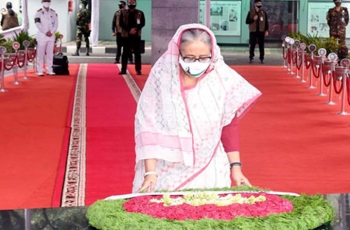 বঙ্গবন্ধুর প্রতিকৃতিতে প্রধানমন্ত্রীর শ্রদ্ধা