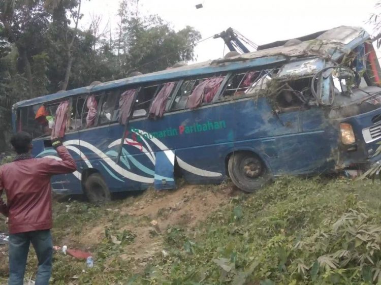 চন্দনাইশে নিয়ন্ত্রণ হারিয়ে যাত্রীবাহী বাস খাদে: আহত ১০