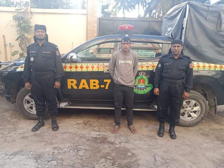 হাটহাজারীতে মেয়ে ধর্ষণের অভিযোগে পিতা আটক