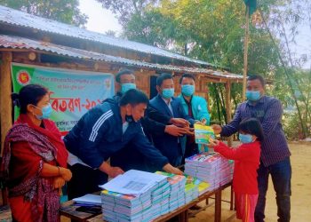 পাহাড়ে নতুন বই পেয়ে উচ্ছ্বসিত শিক্ষার্থীরা