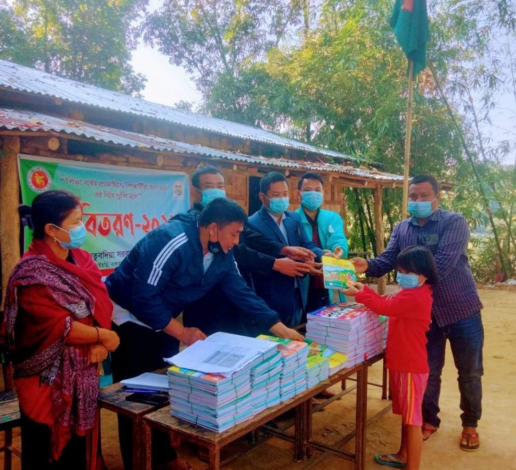 পাহাড়ে নতুন বই পেয়ে উচ্ছ্বসিত শিক্ষার্থীরা
