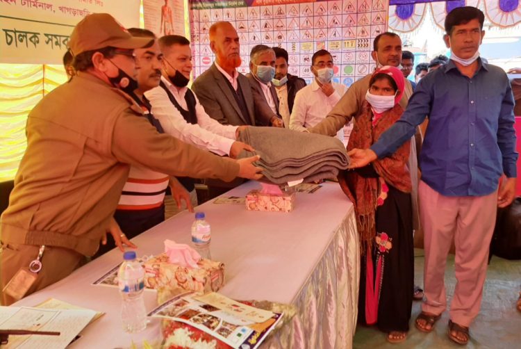 খাগড়াছড়িতে শীতার্তদের মাঝে শীতবস্ত্র বিতরণ