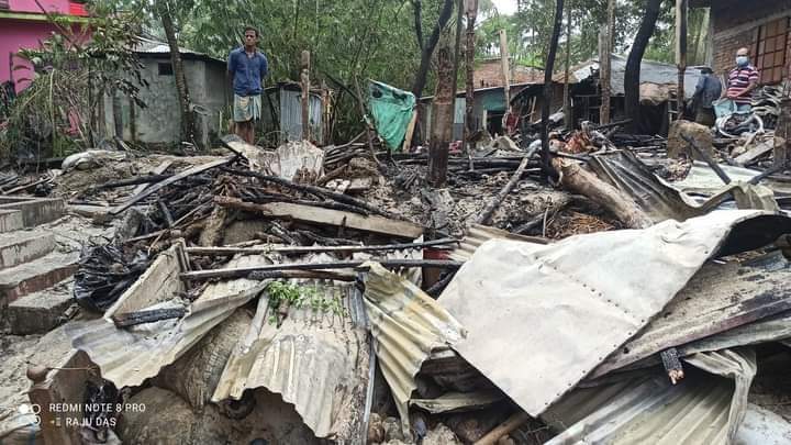 চকরিয়ায় অগ্নিকাণ্ডে পুড়ে ছাই ৪ বসতবাড়ি