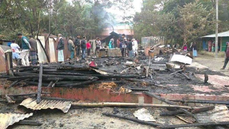মিরসরাইয়ে অগ্নিকাণ্ডে ৩টি বসতঘর পুড়ে ছাই