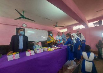 বোয়ালখালী গোমদন্ডী পাইলট মডেল উচ্চ বিদ্যালয়ে বই বিতরণ
