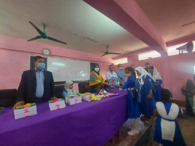 বোয়ালখালী গোমদন্ডী পাইলট মডেল উচ্চ বিদ্যালয়ে বই বিতরণ