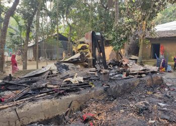 বোয়ালখালীতে আগুনে পুড়ল তিন বসতঘর