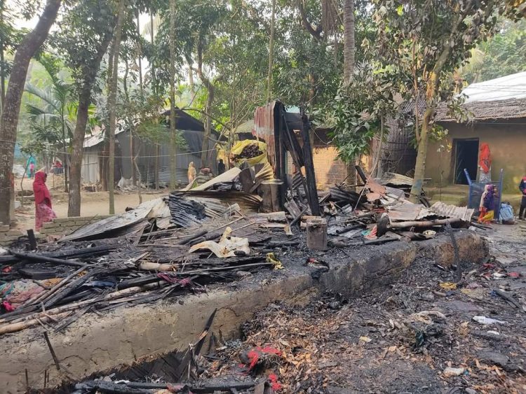 বোয়ালখালীতে আগুনে পুড়ল তিন বসতঘর