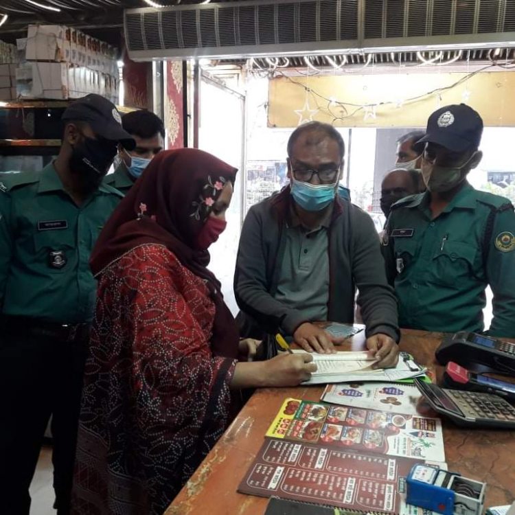 টিকা সনদ না দেখে রেস্টুরেন্টে খাবার পরিবেশন করায় চসিকের মোবাইল কোর্ট