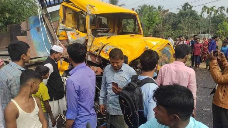 কক্সবাজারে বাস-ট্রাক সংঘর্ষে একজন নিহত, আহত ২০