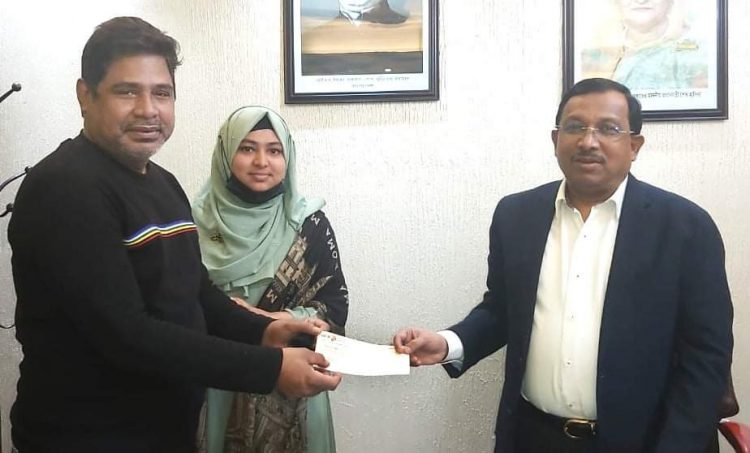 চট্টগ্রামে সংবাদকর্মীর চিকিৎসা সহয়তায় এগিয়ে আসলেন সংসদের হুইপ