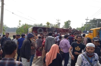 সীতাকুণ্ডে বাস-ট্রাকের মুখোমুখি সংঘর্ষে নিহত ১