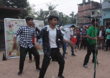 তির্যক নাট্যগোষ্ঠীর ৩৭তম প্রযোজনা ‘ঢিল’ এর তিন মঞ্চায়ন