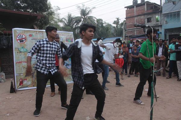তির্যক নাট্যগোষ্ঠীর ৩৭তম প্রযোজনা ‘ঢিল’ এর তিন মঞ্চায়ন