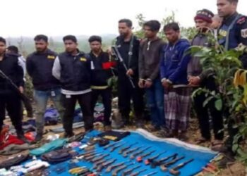 উখিয়ায় পাহাড় থেকে প্রচুর অস্ত্রসহ আরসার তিন সদস্য আটক