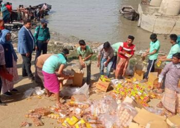 কর্ণফুলী নদীতে ফেলে দেয়া হল ৮০ কার্টুন বিস্কুট, সিলগালা প্রতিষ্ঠান
