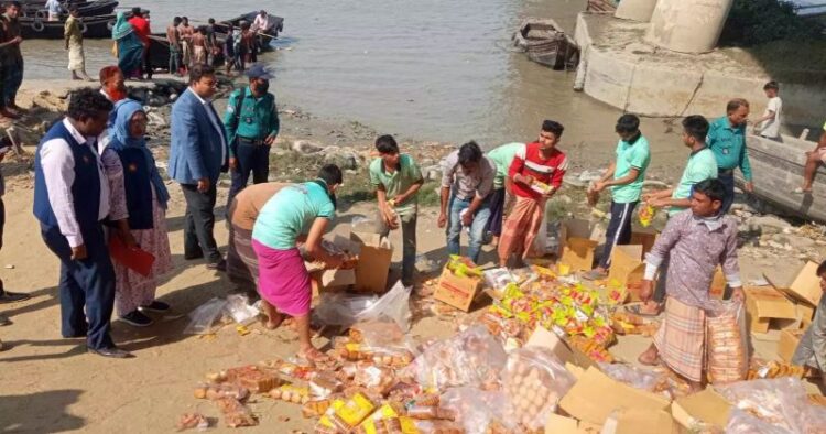 কর্ণফুলী নদীতে ফেলে দেয়া হল ৮০ কার্টুন বিস্কুট, সিলগালা প্রতিষ্ঠান