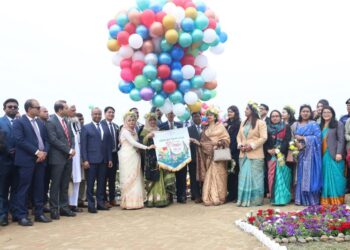 মাসব্যাপী ফুল উৎসবের উদ্বোধন সীতাকুণ্ডের ডিসি পার্কে