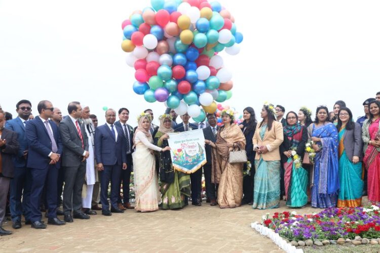 মাসব্যাপী ফুল উৎসবের উদ্বোধন সীতাকুণ্ডের ডিসি পার্কে