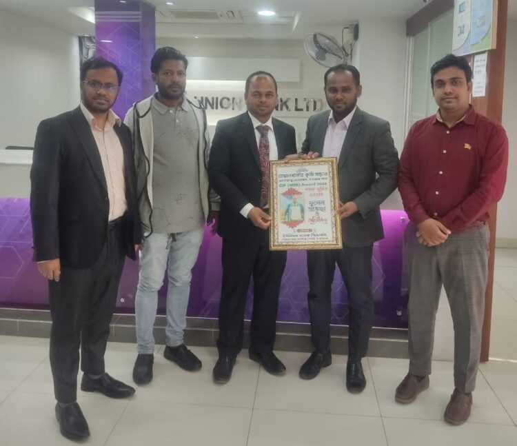 সিআইপি ওসমান খাঁনকে ইউনিয়ন ব্যাংক পেতন শাহ মাজার গেইট উপশাখার সম্মাননা