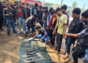 কক্সবাজারে লুণ্ঠিত মালামাল, অস্ত্র ও গুলিসহ ছয় জলদস্যু আটক