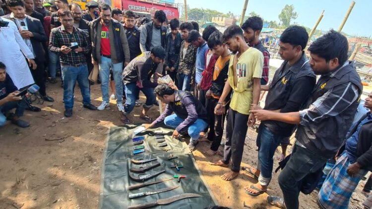 কক্সবাজারে লুণ্ঠিত মালামাল, অস্ত্র ও গুলিসহ ছয় জলদস্যু আটক