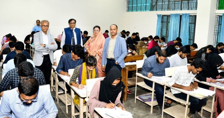 ঢাবি ২০২৩-২৪ শিক্ষাবর্ষে ব্যবসায় শিক্ষা ইউনিট চট্টগ্রাম অঞ্চলের ভর্তি পরীক্ষা সম্পন্ন