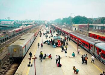 ট্রেনের নিচে ঝাঁপের সিদ্ধান্ত যুগলের, শেষে কেটে পড়লেন প্রেমিকা