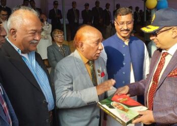 আইজিপির সাথে মুক্তিযোদ্ধা কমান্ডার মোজাফফরের সৌজন্য সাক্ষাৎ