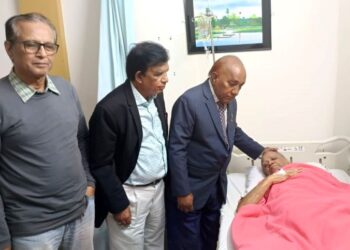 অসুস্থ মুক্তিযোদ্ধা আবু সাঈদ সরদারের শয্যাপাশে কমান্ডার মোজাফফর