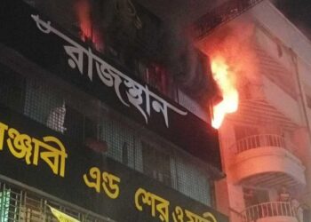 রিয়াজউদ্দিন বাজারের ছয় তলার ভবনে আগুন