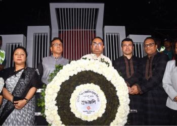 একুশের প্রহরে ভাষা শহিদদের শ্রদ্ধা নিবেদন চট্টগ্রামের মানুষের