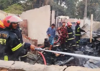 হাটহাজারীতে অগ্নিকাণ্ডে ১৪ পরিবারের ১৭ বসতঘর পুড়ে ছাই