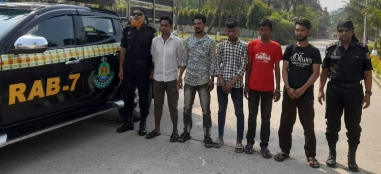 বায়েজিদ বোস্তামীতে কিশোর গ্যাংয়ের পাঁচ সদস্য গ্রেফতার