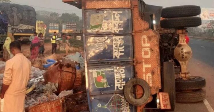 কুমিল্লায় মাছবাহী ট্রাক উল্টে চারজনের মৃত্যু, আহত তিন