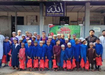 সীতাকুণ্ডে এতিম শিশুদের সঙ্গে ডাকবাক্স ফাউন্ডেশনের সদস্যদের ইফতার