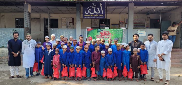 সীতাকুণ্ডে এতিম শিশুদের সঙ্গে ডাকবাক্স ফাউন্ডেশনের সদস্যদের ইফতার