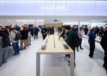 মোবাইল ওয়ার্ল্ড কংগ্রেসে ফ্যাশন ও উন্নত প্রযুক্তির সমন্বয়ে পণ্য তৈরিতে জোর হুয়াওয়ের