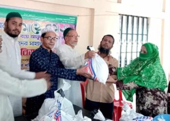 গাউছিয়া কমিটি মধ্যম সরাইপাড়া শাখার উদ্যোগে ইফতার সামগ্রী বিতরণ