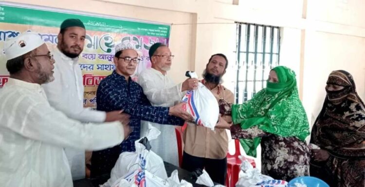 গাউছিয়া কমিটি মধ্যম সরাইপাড়া শাখার উদ্যোগে ইফতার সামগ্রী বিতরণ