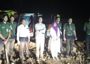 লোহাগাড়ায় টপসয়েল কাটায় দুই লাখ টাকা জরিমানা, দুই ডাম্পার ও স্কেভেটর জব্দ